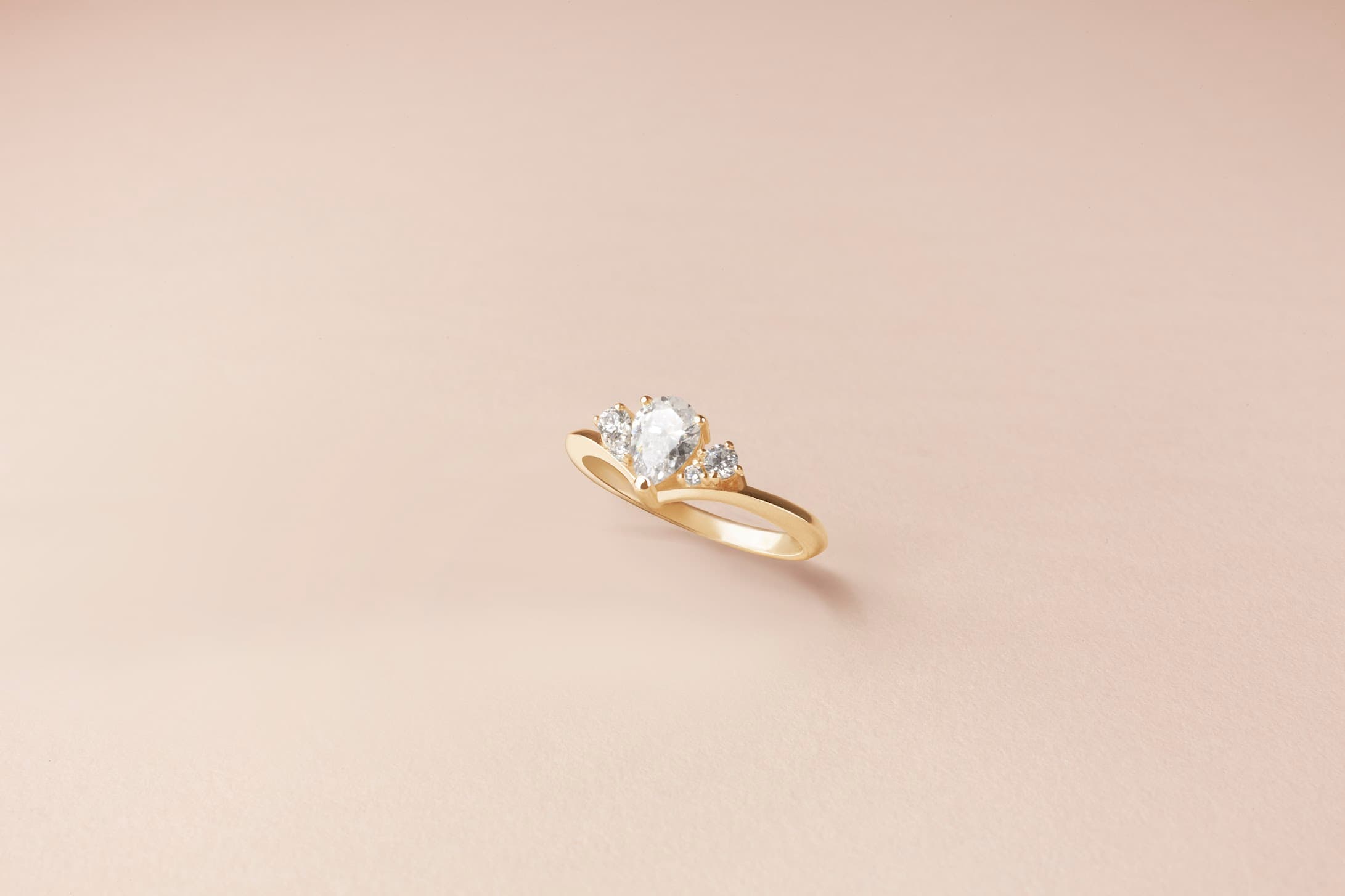 Bague Thelma — pierre centrale sculptée