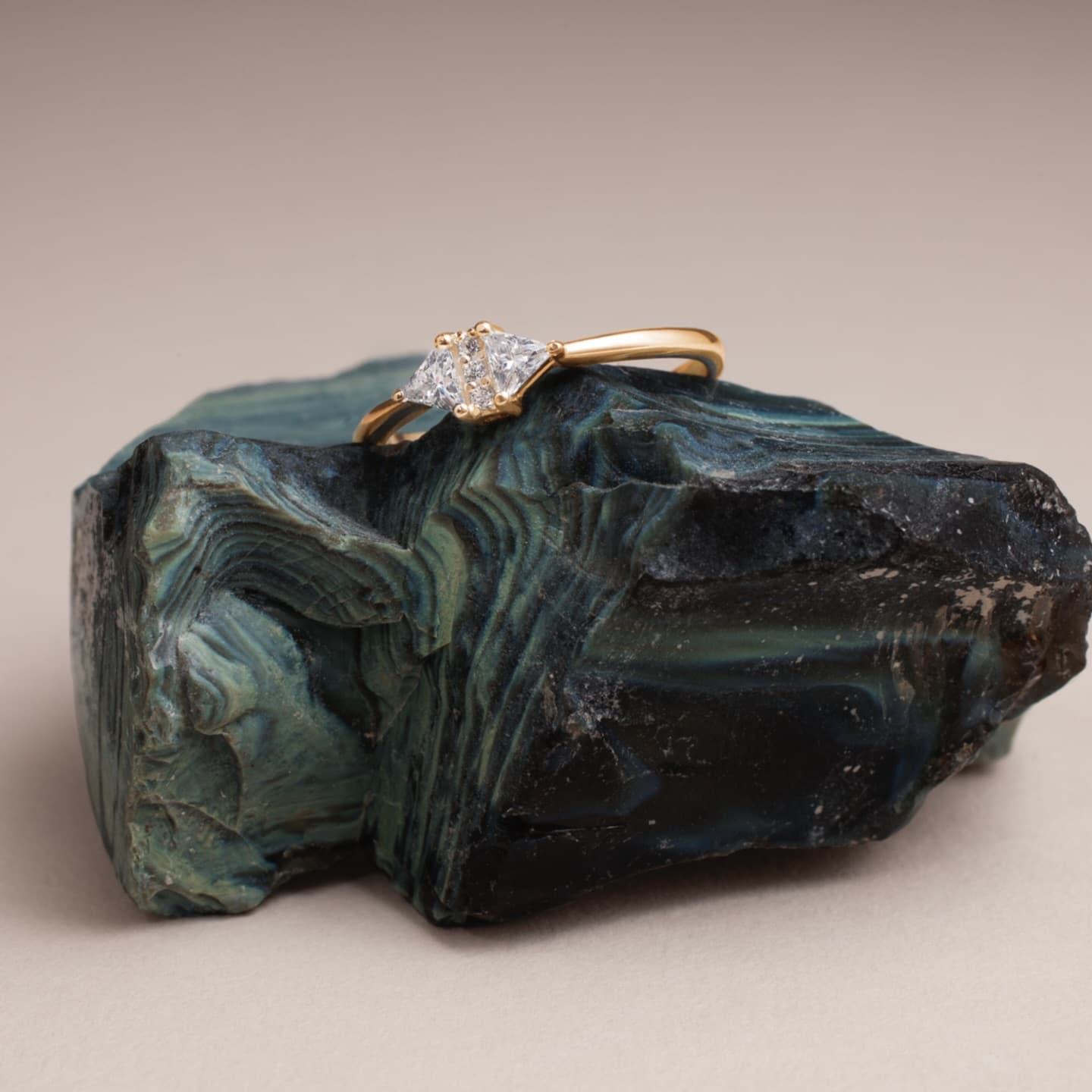 Bague Louise — Or jaune · deux diamants triangles