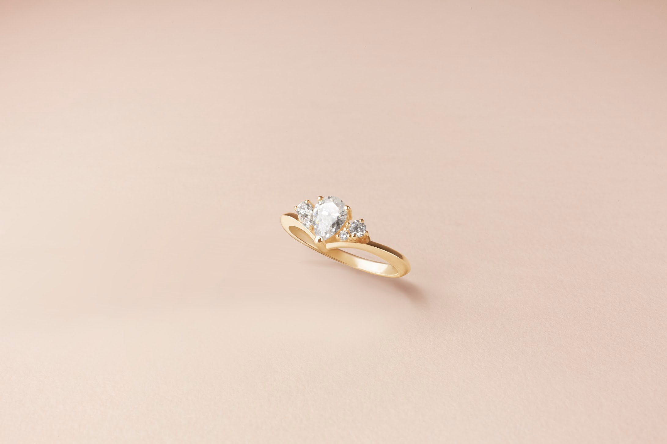 Bague Thelma — pierre centrale sculptée